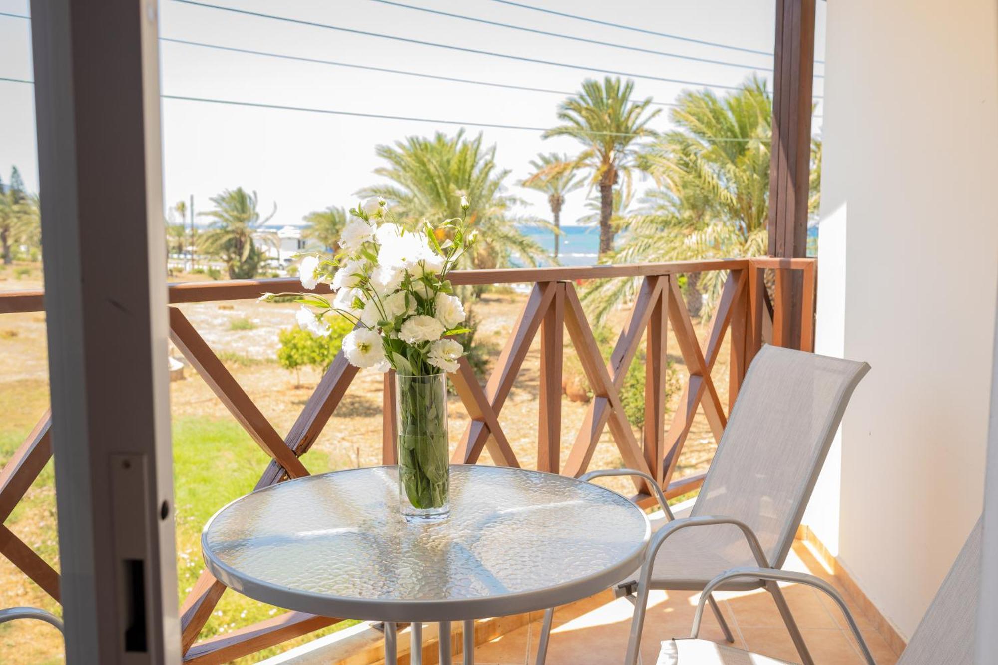 Path Latchi Beachfront Apartments Buitenkant foto