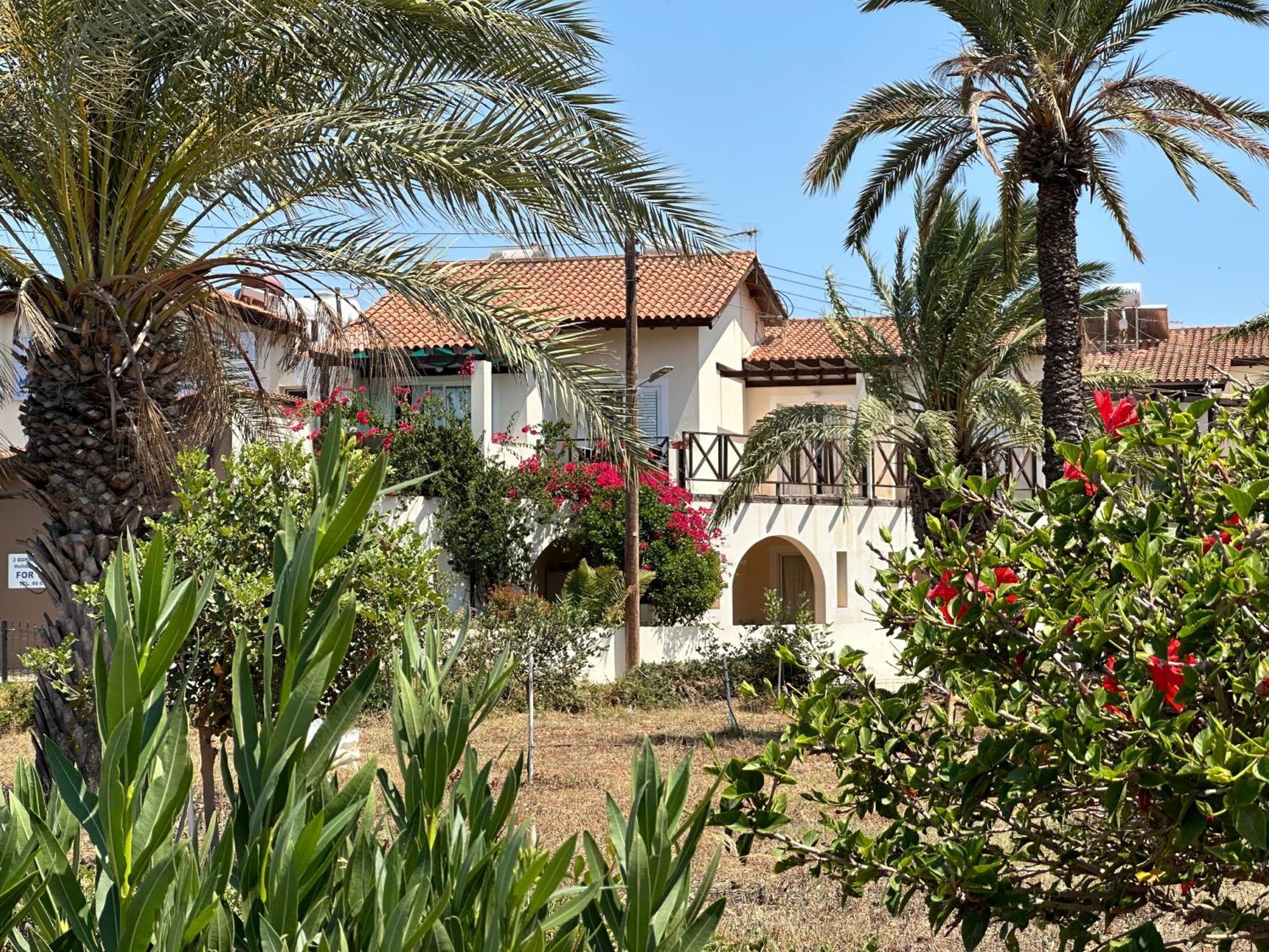 Path Latchi Beachfront Apartments Buitenkant foto